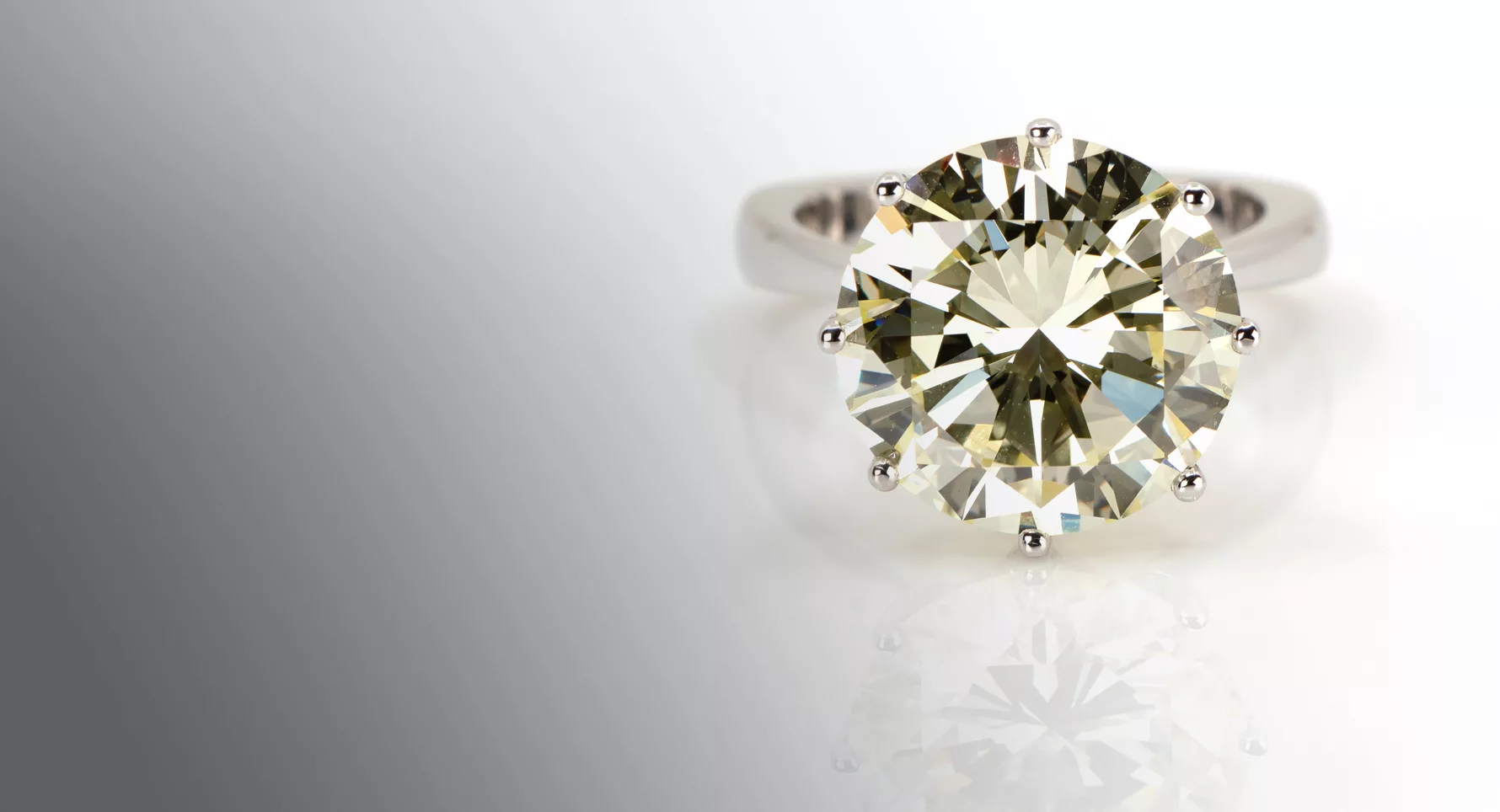 Solitärring — Diamant im Brillantschliff · 8,99 ct, vvs1, S-Z (light yellow)
